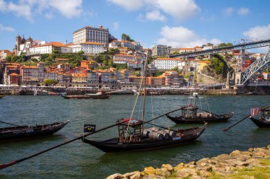 Porto, Portekiz - 15 Haziran 2024; Cais da Ribeira, nehir boyunca ünlü turistik bölge