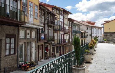 Guimaraes, Portekiz - 18 Haziran 2024: Portekiz 'in ilk başkenti olan ortaçağ Guimaraes' deki tarihi sokaklar ve binalar