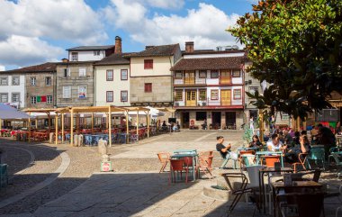 Guimaraes, Portekiz - 18 Haziran 2024: Portekiz 'in ilk başkenti olan ortaçağ Guimaraes' in tarihi sokak kum karesi