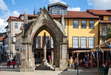 Guimaraes, Portekiz - 18 Haziran 2024: Portekiz 'in ilk başkenti olan ortaçağ Guimaraes' in tarihi sokak kum karesi