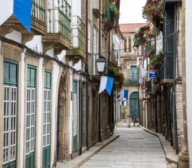 Guimaraes, Portekiz - 19 Haziran 2024: Portekiz 'in ilk başkenti olan ortaçağ Guimaraes' in tarihi caddesi ve meydanı