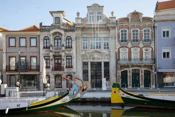 Aveiro, Portekiz - 26 Haziran 2024; Portekiz 'in Aveiro bölgesindeki Renkli Sanat Yeni Binaları ve tekneleri