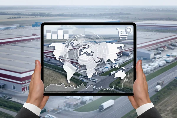 Mani Con Tablet Digitale Sullo Sfondo Centro Logistico Concetto Commercio — Foto Stock