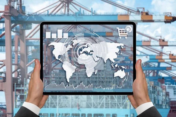 在港口的一艘装有集装箱的船上 手拿着一个数码平板电脑 国际贸易和物流概念 — 图库照片