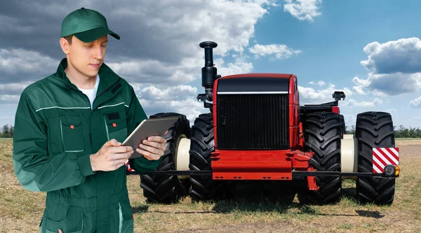Agriculteur Avec Tablette Numérique Contrôle Tracteur Autonome Sur Une Ferme — Photo