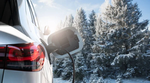 Nahaufnahme Der Einfahrt Für Elektroautos Vor Dem Hintergrund Des Verschneiten — Stockfoto