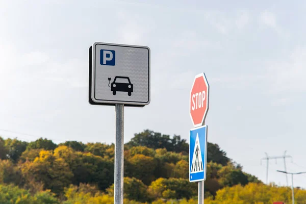Дорожный Знак Электромобильной Парковки — стоковое фото