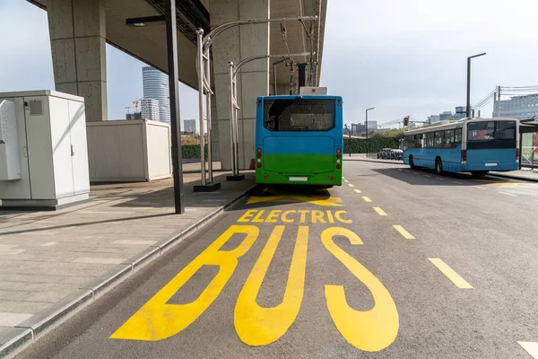 Duraktaki Elektrik Otobüsü Pantografla Şarj Edilir — Stok fotoğraf
