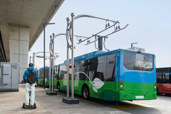 Man Elektrisk Skoter Bredvid Elektrisk Buss Vid Ett Stopp Laddas — Stockfoto