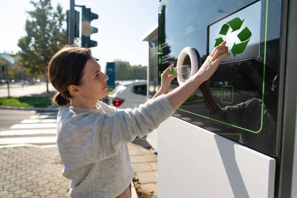 Mulher Usa Uma Máquina Auto Atendimento Para Receber Garrafas Plástico — Fotografia de Stock