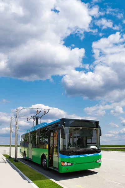 Электрический Городской Автобус Зарядной Станцией Фоне Города Зеленый Транспорт Чистая — стоковое фото