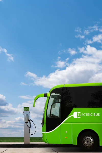 Autobus Elettrico Urbano Con Stazione Ricarica Sullo Sfondo Del Paesaggio — Foto Stock
