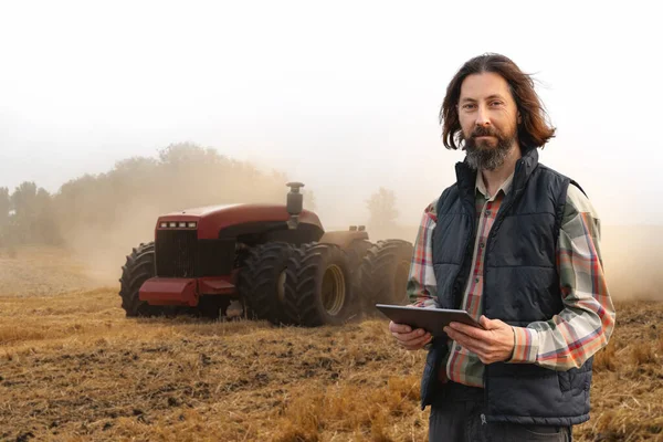 Agricoltore Con Tablet Digitale Controlla Trattore Autonomo Una Smart Farm — Foto Stock