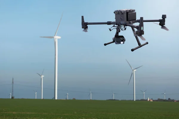 Dron Przemysłowy Kontroluje Turbiny Wiatrowe — Zdjęcie stockowe