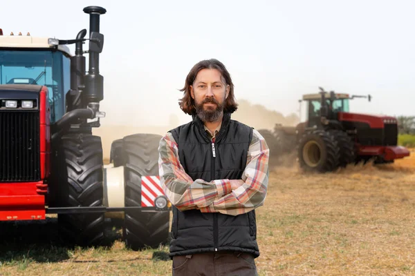 Ein Bärtiger Bauer Steht Vor Einem Landwirtschaftlichen Traktor — Stockfoto