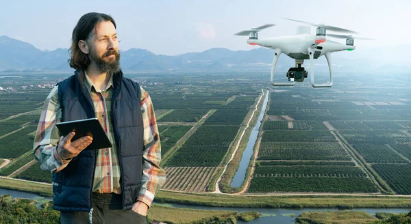 Bauer Steuert Drohne Smart Farming Und Präzisionslandwirtschaft — Stockfoto