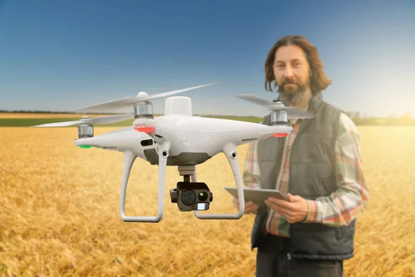 農家はタブレットで無人機を制御します スマート農業 — ストック写真