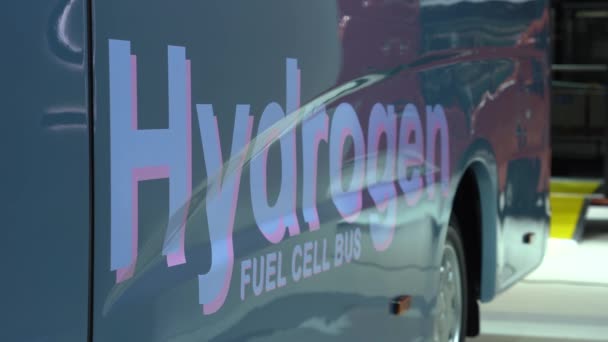 Μπλε Λεωφορείο Επιγραφή Hydrogen Fuell Cell Bus Έναν Πίνακα Φιλικό — Αρχείο Βίντεο