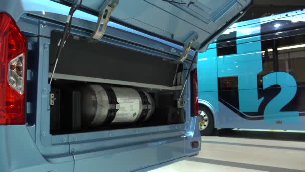 Автобусы Водородных Топливных Элементах Один Автобус Открытым Колпаком Водородным Цилиндром — стоковое видео