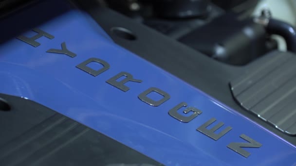 Open Motorkap Van Brandstofcel Motor Met Het Opschrift Hydrogen Hoes — Stockvideo