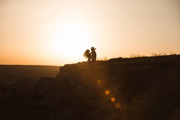 Bearded Man Red Haired Woman Stand Embracing Sunset — Stok fotoğraf