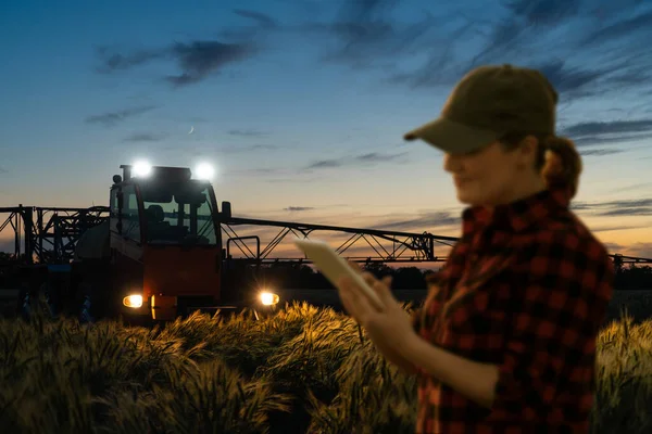 Farmer Controls Sprayer Tablet Night Smart Farming Precision Agriculture — Stockfoto