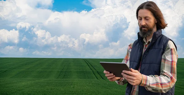 畑にデジタルタブレットを持つ農家 スマート農業とデジタル農業 — ストック写真