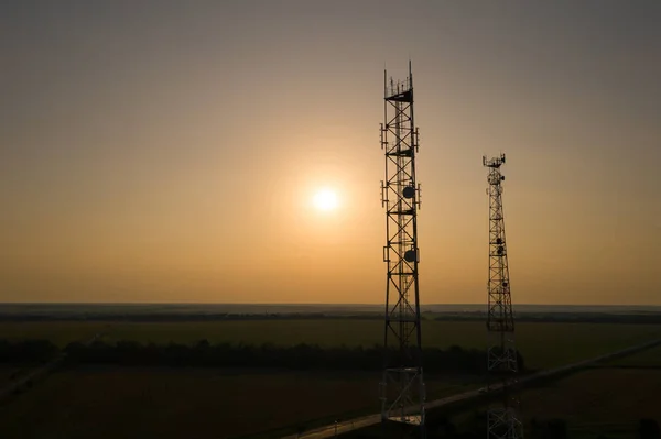 Sol Brilha Através Silhueta Torres Telecomunicações — Fotografia de Stock