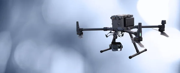 Industrial Drone Dengan Kamera Pada Latar Belakang Abu Abu Kabur — Stok Foto