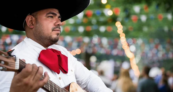 Mexikansk Musiker Mariachi Med Gitarr Suddig Fest Bakgrund — Stockfoto