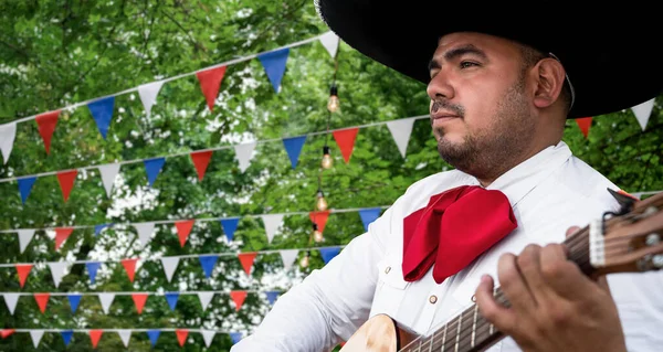 Musicien Mexicain Mariachi Avec Guitare Sur Fond Fête Floue — Photo
