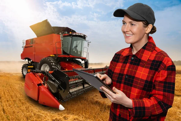 Kvinna Bonde Med Digital Tablett Bakgrund Skördare Begreppet Smart Jordbruk — Stockfoto