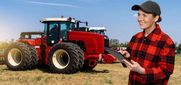 Bäuerin Mit Digitalem Tablet Auf Dem Hintergrund Eines Landwirtschaftlichen Traktors — Stockfoto