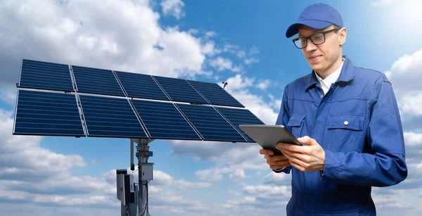 Ingeniero Con Tablet Fondo Central Energía Solar —  Fotos de Stock