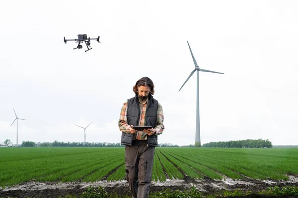 Farmář Dronem Poli Větrnými Turbínami Obzoru Inteligentní Zemědělství Precizní Zemědělství — Stock fotografie