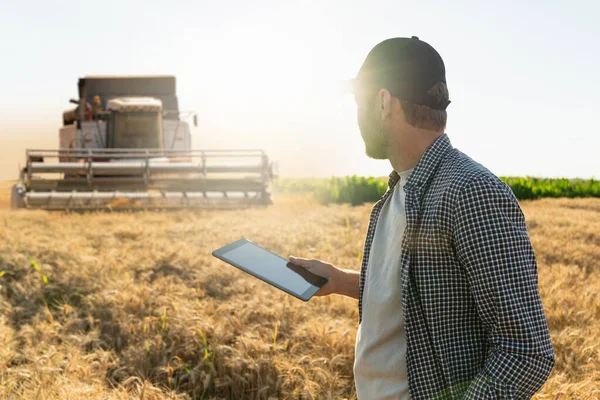 Agricultor Con Tableta Digital Sobre Fondo Cosechadora Concepto Agrícola Inteligente —  Fotos de Stock