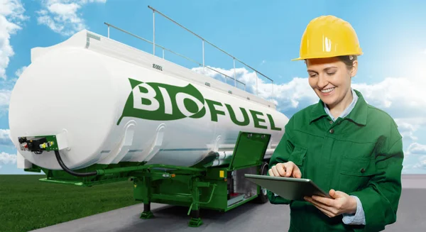 Engenheira Mulher Contexto Tanque Com Inscrição Biofuel — Fotografia de Stock