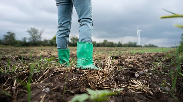 Chiudere Gli Stivali Degli Agricoltori Che Lavorano Nel Campo Turbine — Foto Stock