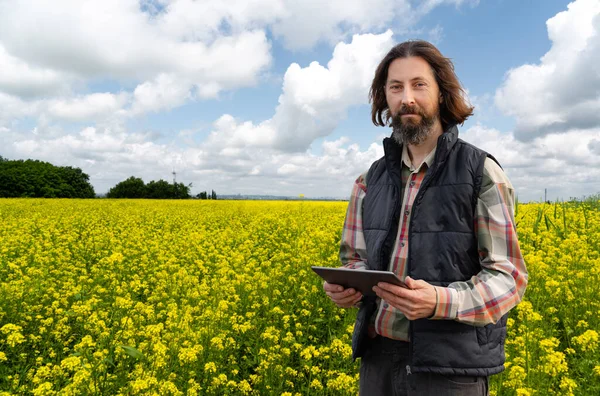 Boer Met Digitale Tablet Landbouwgebied Slimme Landbouw Digitale Landbouw — Stockfoto