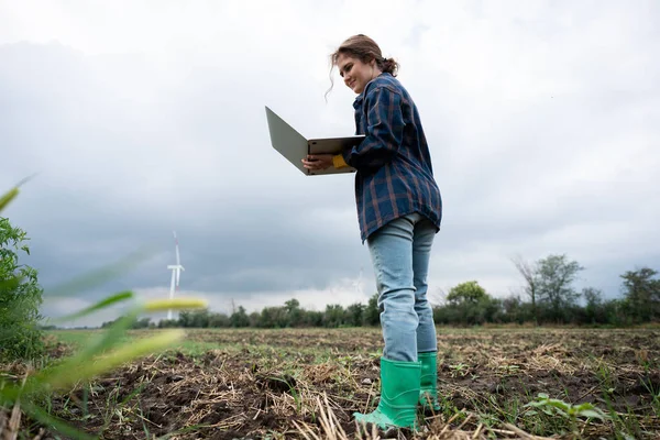 Landwirt Mit Laptop Auf Dem Feld Windräder Horizont Intelligente Nachhaltige — Stockfoto