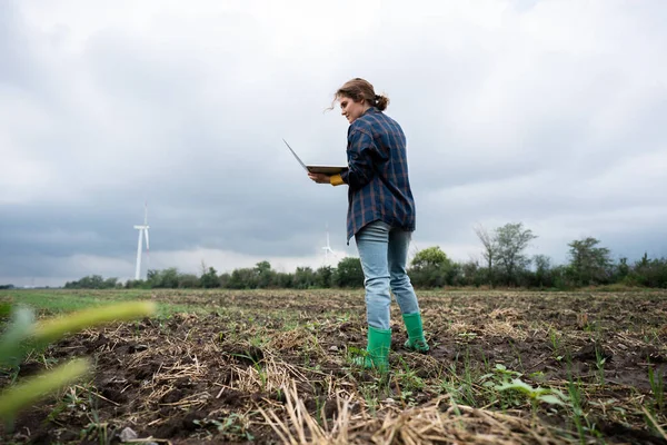 Farmer Laptopem Boisku Turbiny Wiatrowe Horyzoncie Inteligentne Zrównoważone Rolnictwo Cyfryzacja — Zdjęcie stockowe