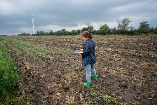 Lantbrukare Med Laptop Planen Vindkraftverk Vid Horisonten Smart Hållbart Jordbruk — Stockfoto
