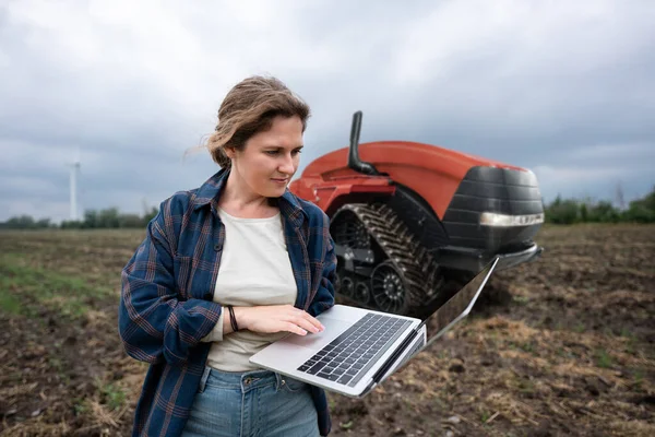 Agricultor Com Tablet Digital Controla Trator Autônomo Uma Fazenda Inteligente — Fotografia de Stock