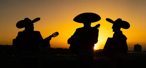 城市全景背景下墨西哥音乐家Mariachi乐队的轮廓 — 图库照片
