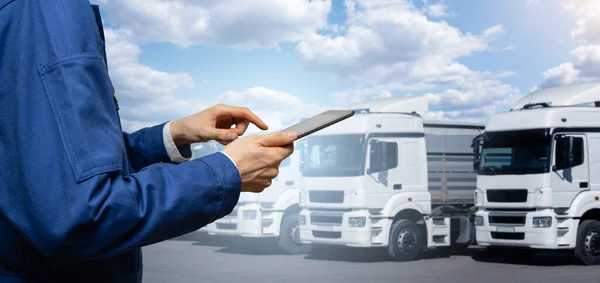 Manager Met Een Digitale Tablet Naast Vrachtwagens Vlootbeheer — Stockfoto
