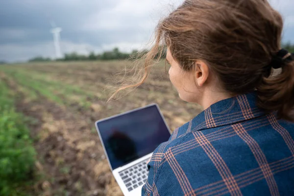 Agricultor Com Laptop Campo Turbinas Eólicas Num Horizonte Agricultura Sustentável — Fotografia de Stock