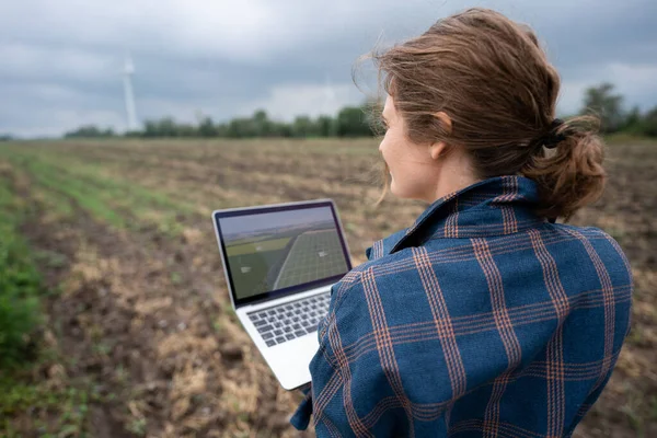 Agricultor Com Laptop Campo Turbinas Eólicas Num Horizonte Agricultura Sustentável — Fotografia de Stock