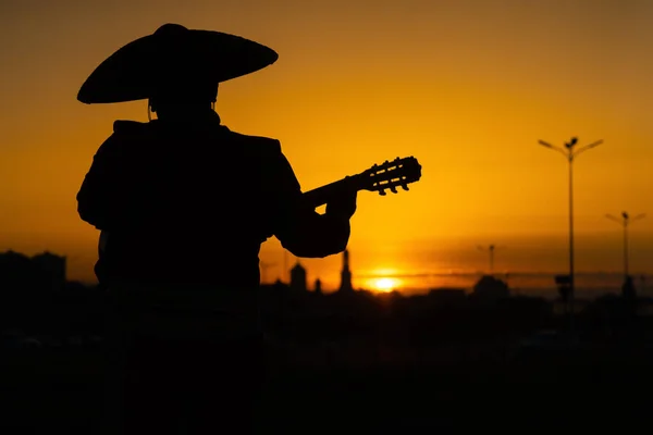 墨西哥音乐家Mariachi的肖像 背景为城市全景 背景为吉他 — 图库照片
