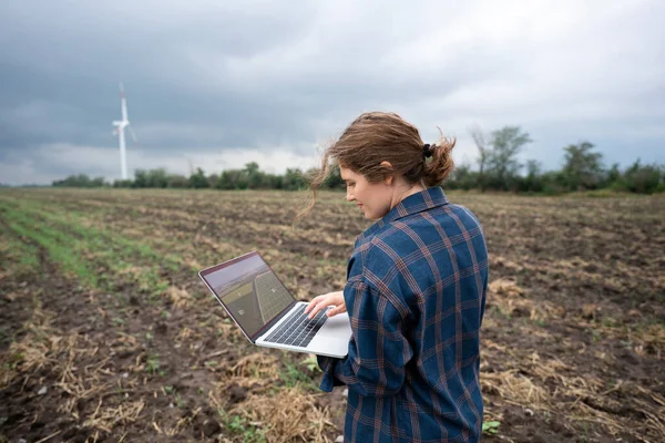 Landwirt Mit Laptop Auf Dem Feld Windräder Horizont Intelligente Nachhaltige — Stockfoto