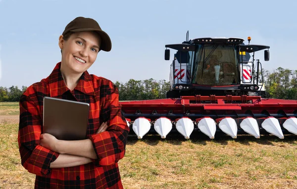 収穫機を組み合わせた背景にデジタルタブレットで農家 スマート農業の概念 — ストック写真